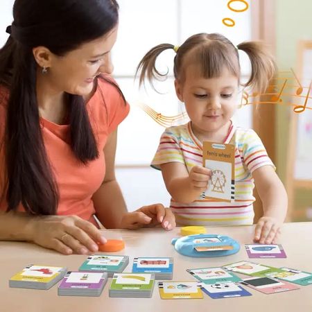 Zestaw zawiera aż 224 słówka wraz z obrazkami, co pozwoli Twojemu dziecku łatwiej zapamiętać nowe słownictwo i szybko przyswoić język angielski.  Po włożeniu karty do czytnika, miś wymawia słówko po angielsku, umożliwiając dziecku jego powtórzenie. To doskonały sposób na rozwijanie umiejętności językowych i słuchowych.