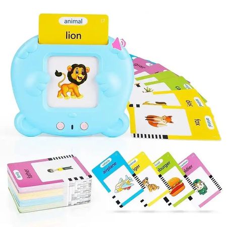 Dodatkowe efekty dźwiękowe W przypadku kart z kategorii zwierząt, czytnik nie tylko wymawia nazwy zwierząt po angielsku, ale także odtwarza ich realistyczne dźwięki, co dodatkowo angażuje dziecko w proces nauki. Różnorodność Tematyczna Karty obejmują szeroki zakres słownictwa z kategorii: zwierzęta, pojazdy, rzeczy, jedzenie, warzywa, owoce, rodzina, kształty, kolory, zawody, ubrania, pejzaż.